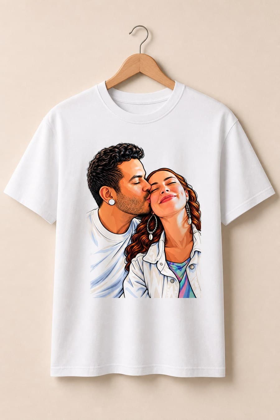 Camiseta branca com ilustração de um casal estampada no peito